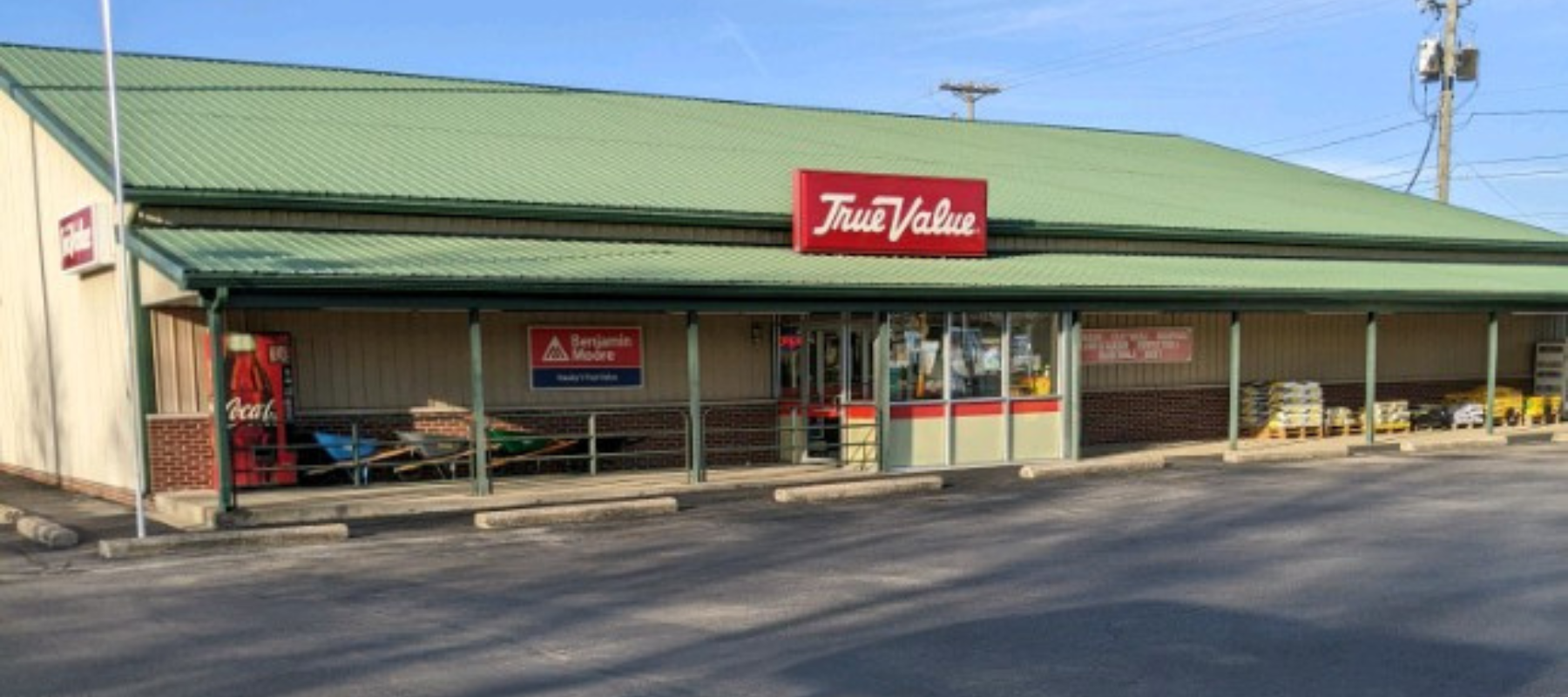Dauby's True Value Hardware store front on a clear day.